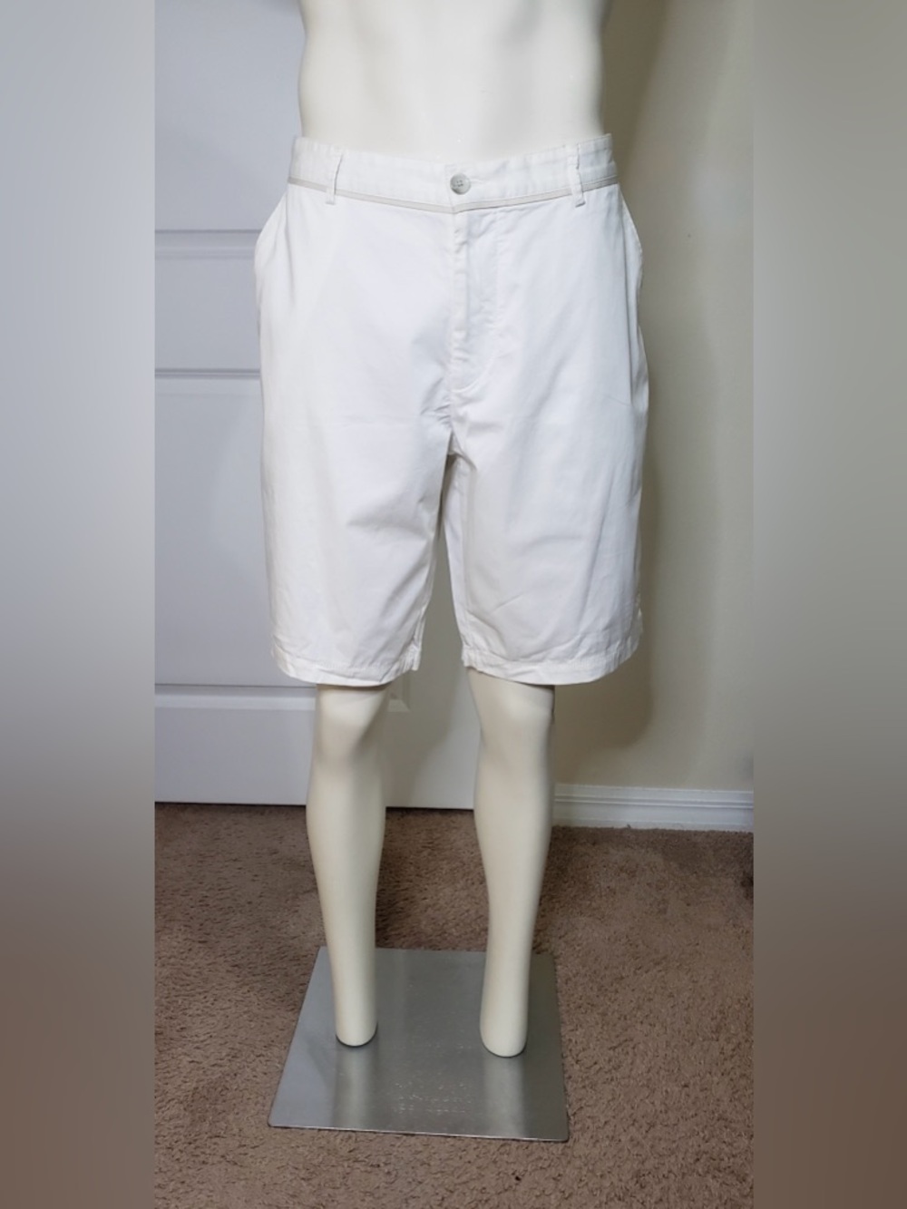 Hugo Boss White Clyde Men's Flat Front Regular Fit Casual Chino Shorts Size 38R